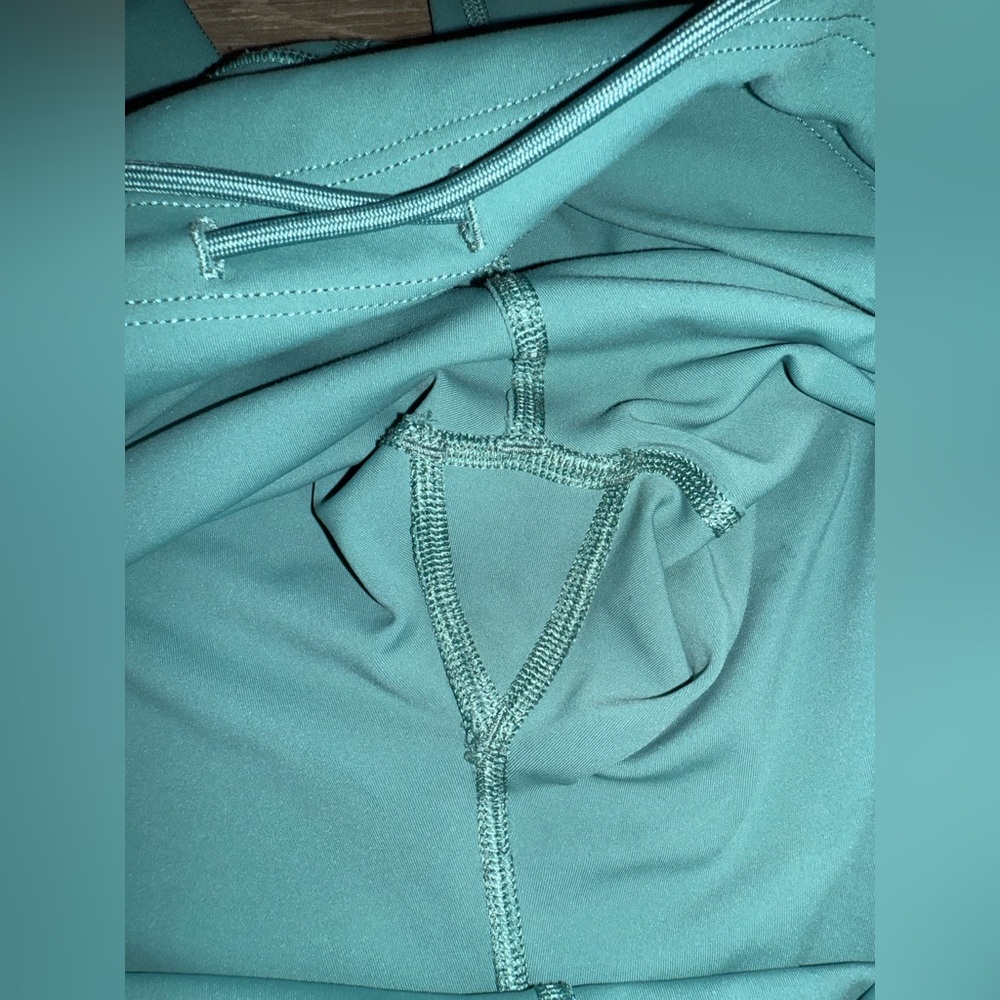 Vuori Daily Leggings-PLEASE SEE MEASUREMENTS. - Picture 10 of 10